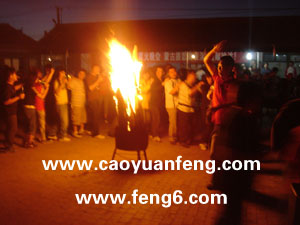 端午節(jié)壩上農(nóng)家院晚上活動