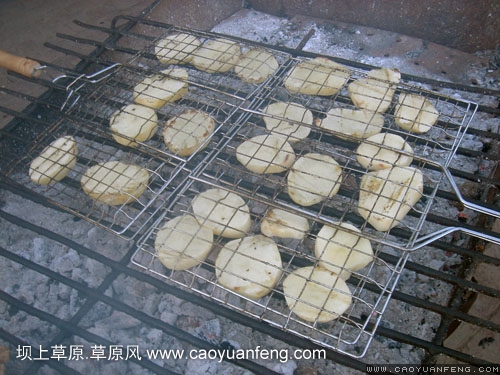 燒烤開始嘍~烤羊烤土豆，我們一起行動